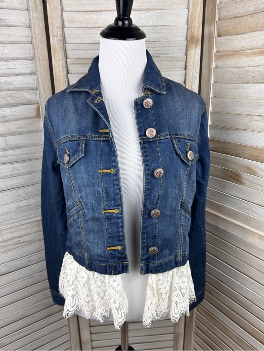 Cabi Dakota Denim Jacket Style 5297 Removable Lace Ruffle Trim Size XS